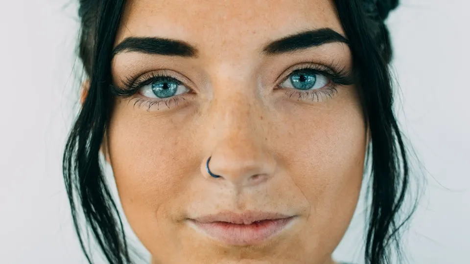 Mujer con expresión natural para artículo sobre Botox en Valencia