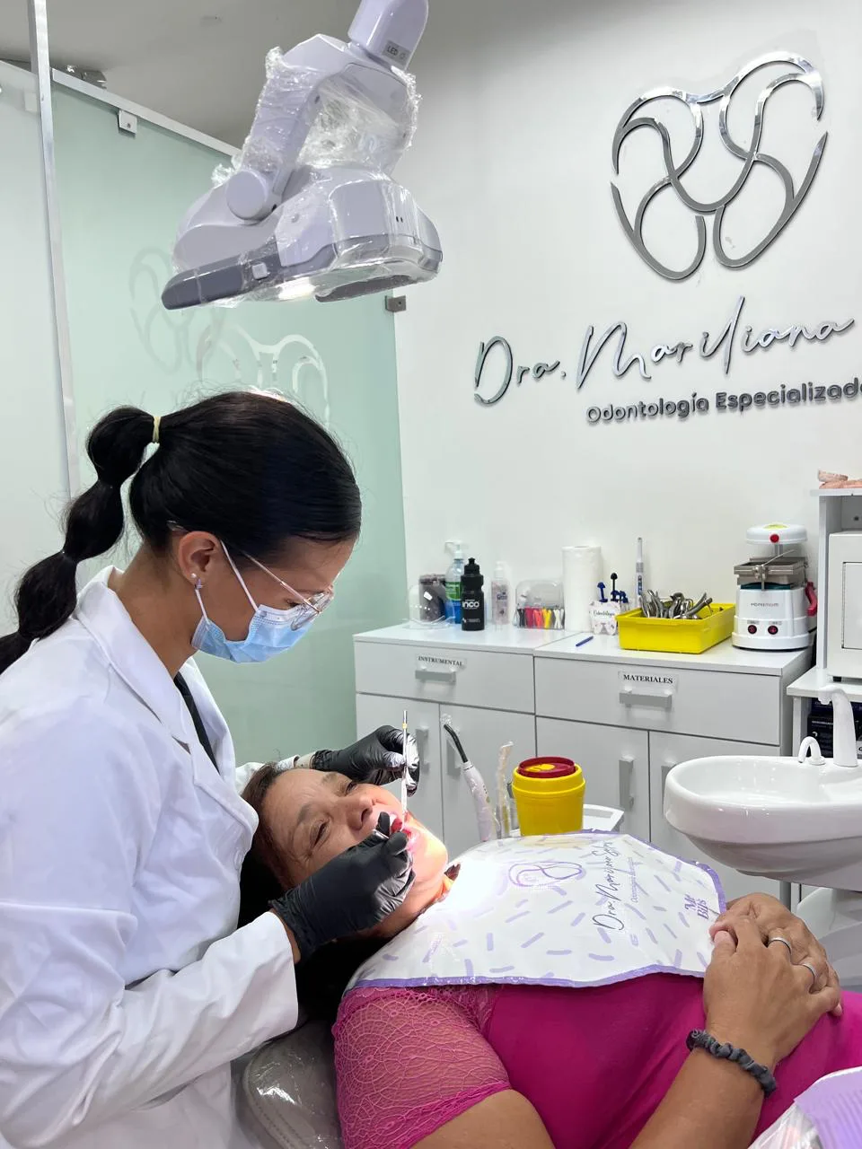 Dra. Natalia Escalona atendiendo a una paciente en su consultorio odontológico en Valencia, Carabobo